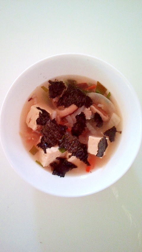 豆腐の入った野菜コンソメのりスープ
