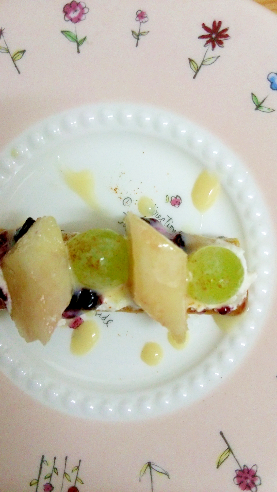桃とブドウのあまずっぱなビスケットデザート