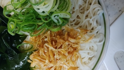 わかめとねぎと素干しエビのぶっかけそうめん