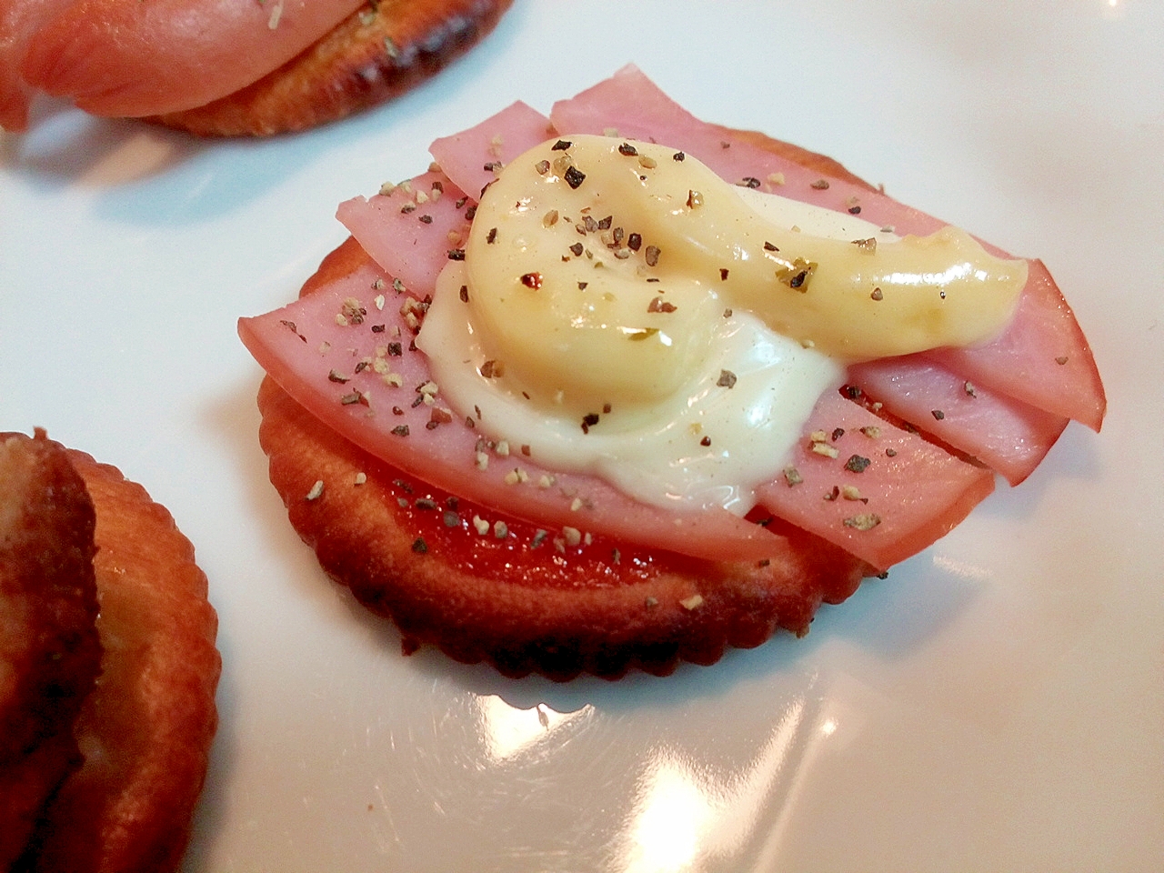 ロースハムとスライスチーズの焼リッツ