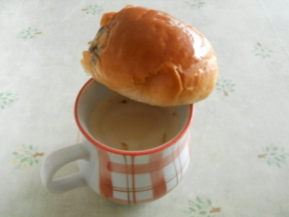 寝虎さん♪こんにちは☆
Hケーキの香りがするこのカフェオレに、ロールパンのせて香りをしみ込ませてみました♪
ホントにHケーキの香りとお味がしましたフフ←信じる？