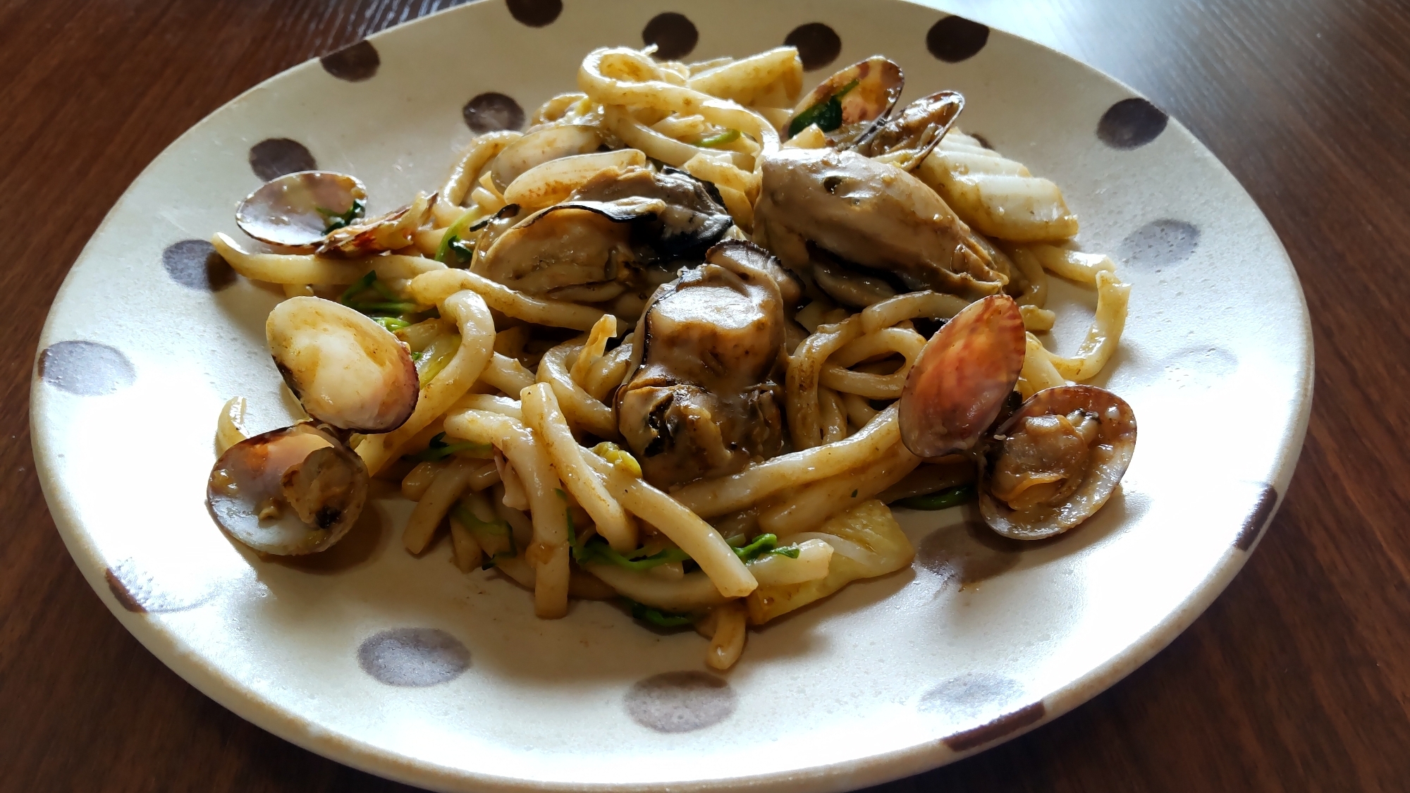 コクがある旨さ☆あさりと牡蠣の和風酒蒸しうどん