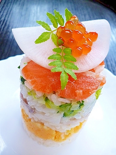 鮭親子と昆布〆鯛の８層ケーキ寿司