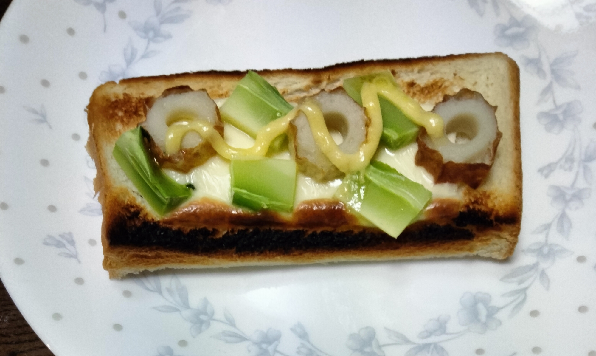 チーズトーストアレンジ 茹でブロッコリー芯&ちくわ