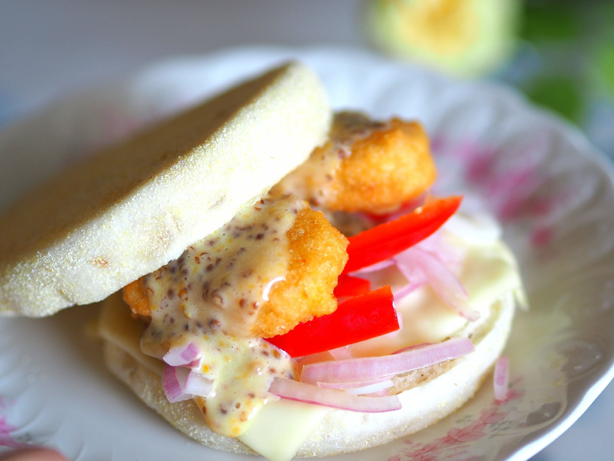 チキンナゲットの　イングリッシュマフィン♬