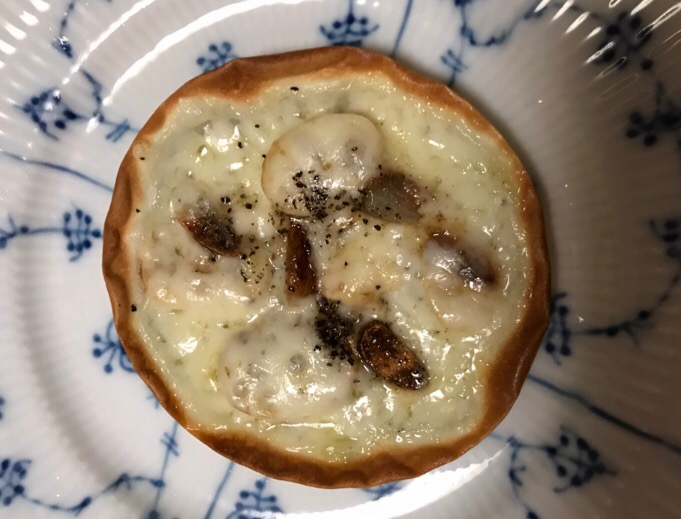 餃子の皮でマッシュルームのにんにく炒めチーズ焼き