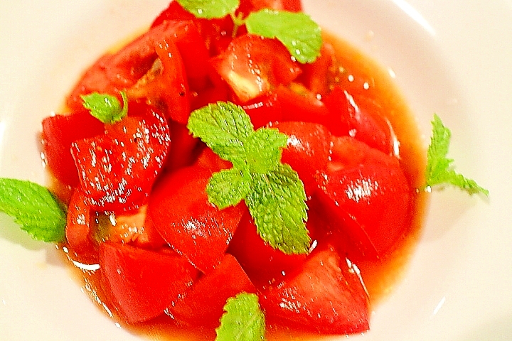 【超簡単】完熟トマトの冷製スープ風サラダ