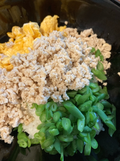 鶏そぼろ三色丼