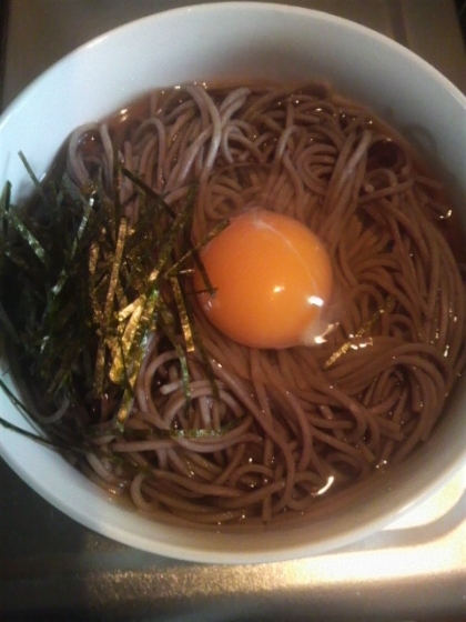 乾麺の蕎麦で卵乗っけそば