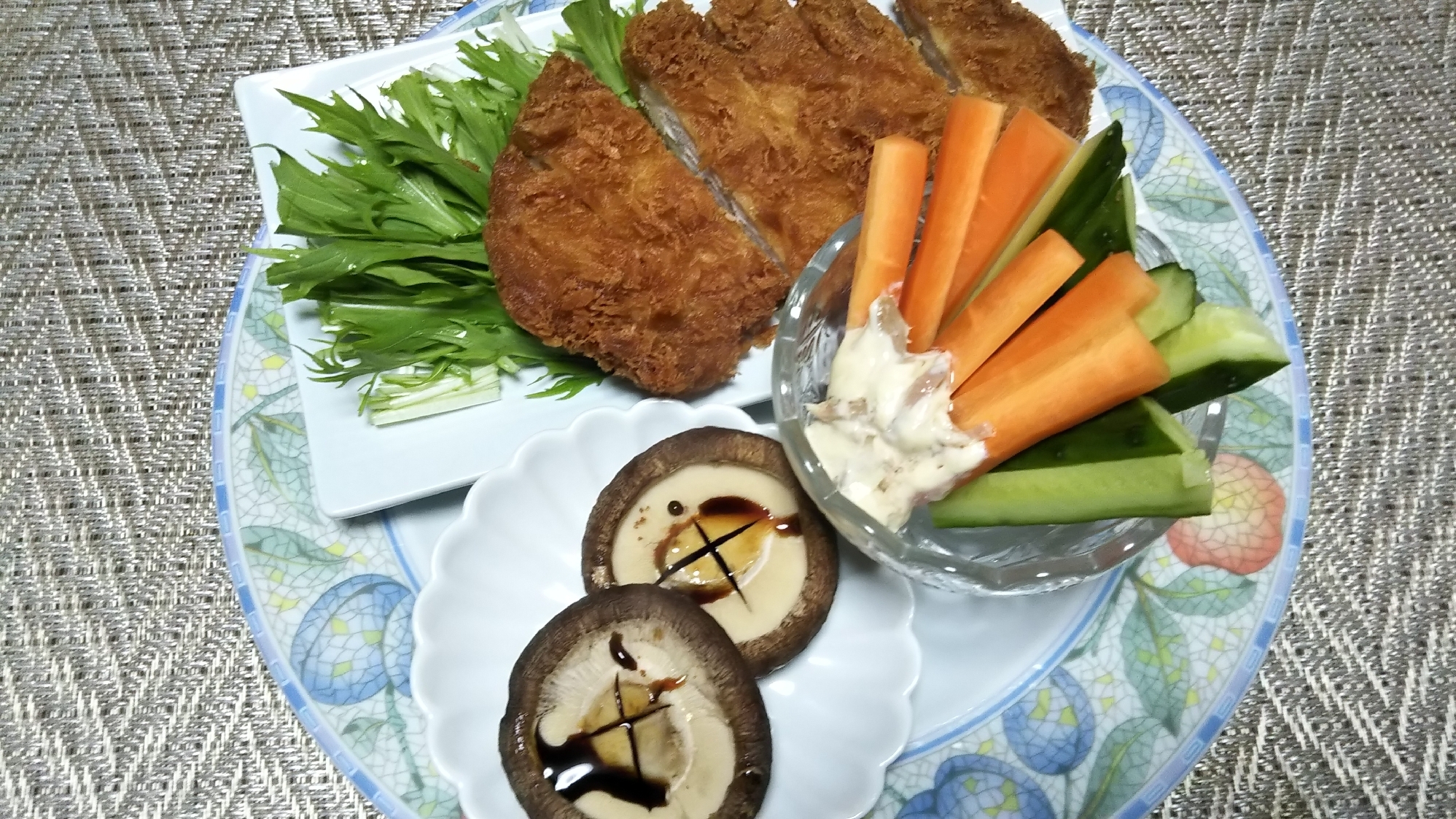 焼き椎茸と野菜スティックとトンカツのワンプレート☆