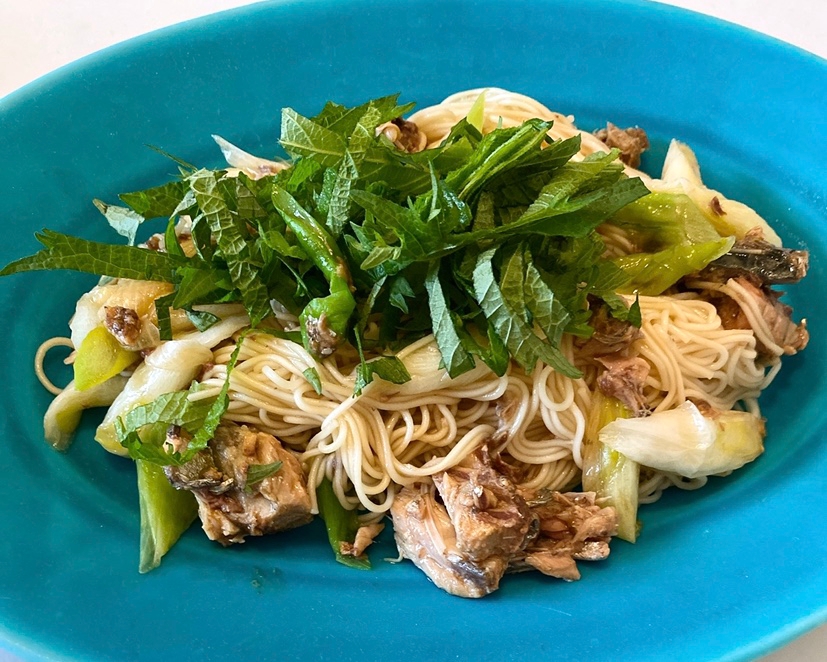 サバ缶と薬味の和え麺