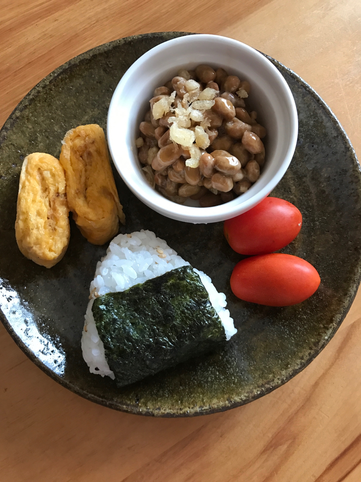 ごまおむすびと天かす入り納豆の朝ごはん