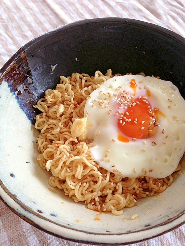 油そばの目玉焼きのせ