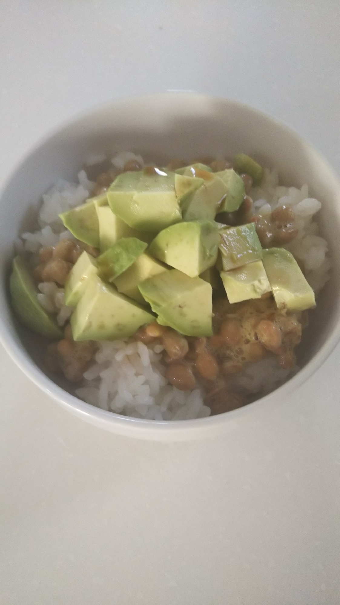 朝ごはんに☆アボカド納豆丼