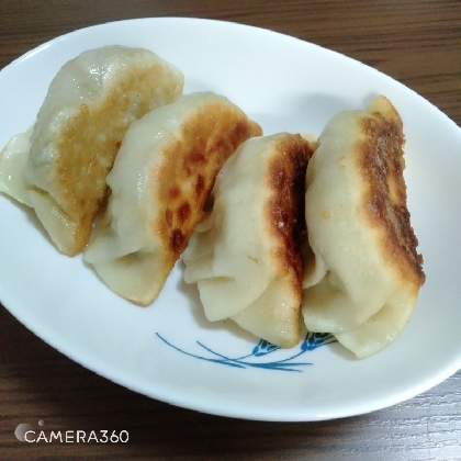 しっかり焼き餃子が作れました！でも少ーしパンみたいな感じになってしまい、次回からは作り方を工夫して好みの食感が作れるように試してみます！