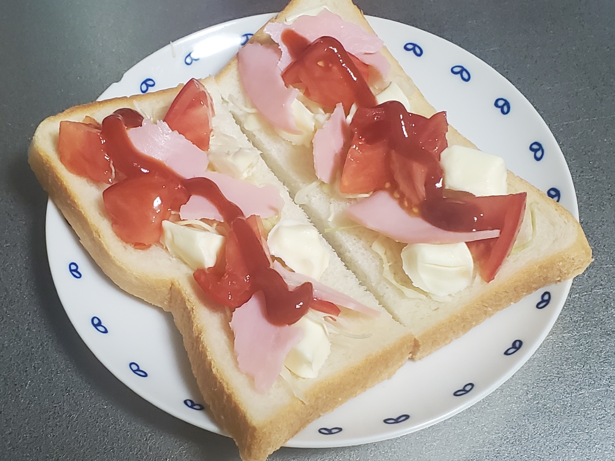 トマトとチーズのケチャップトースト