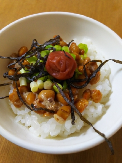 子どもを見送ってからいただく朝ごはん、あるものをのっけて食べられてはじめての組合せにおいしくいただきました^^