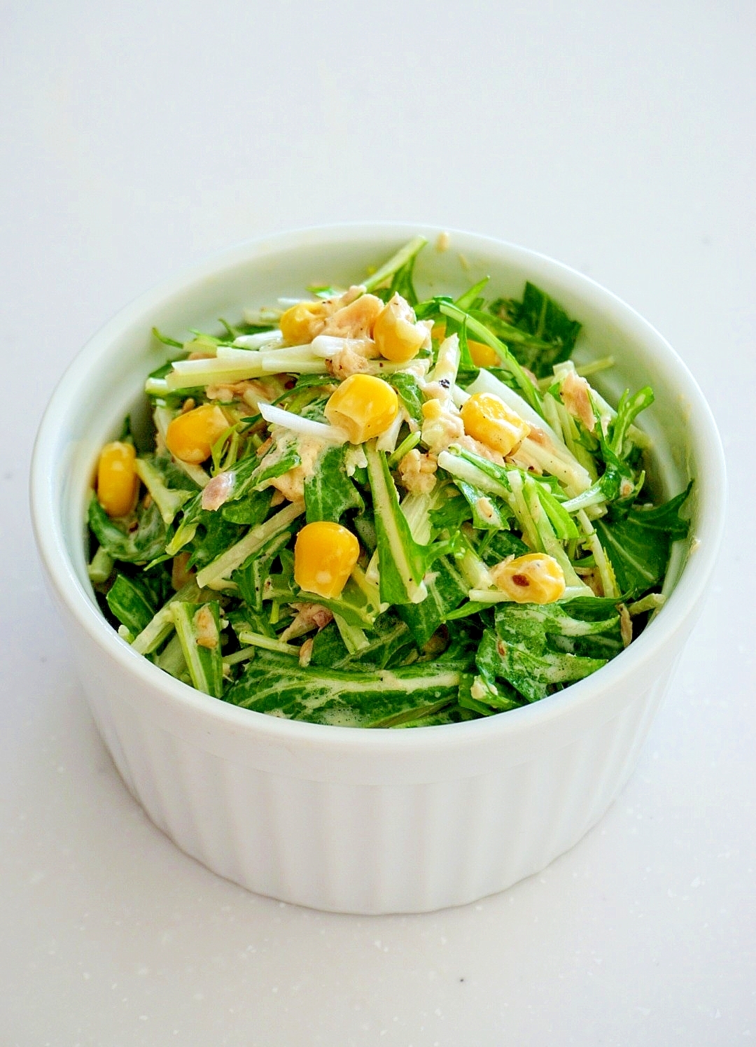 シャキシャキ食感が絶品！水菜とコーンのツナサラダ