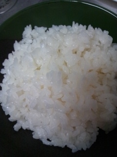 沖縄土産のもずく塩を振って炊いてみました～とってもおいしかったです。