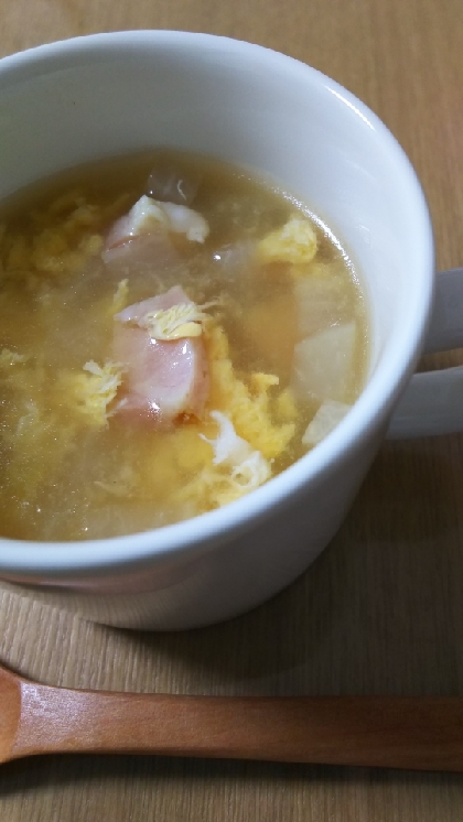 ふだん大根をあまり食べない息子がこのスープをおかわりもして全部食べました。写真に見えてないけど緑のものは小ネギを刻み入れて。
おいしいレシピありがとうございます