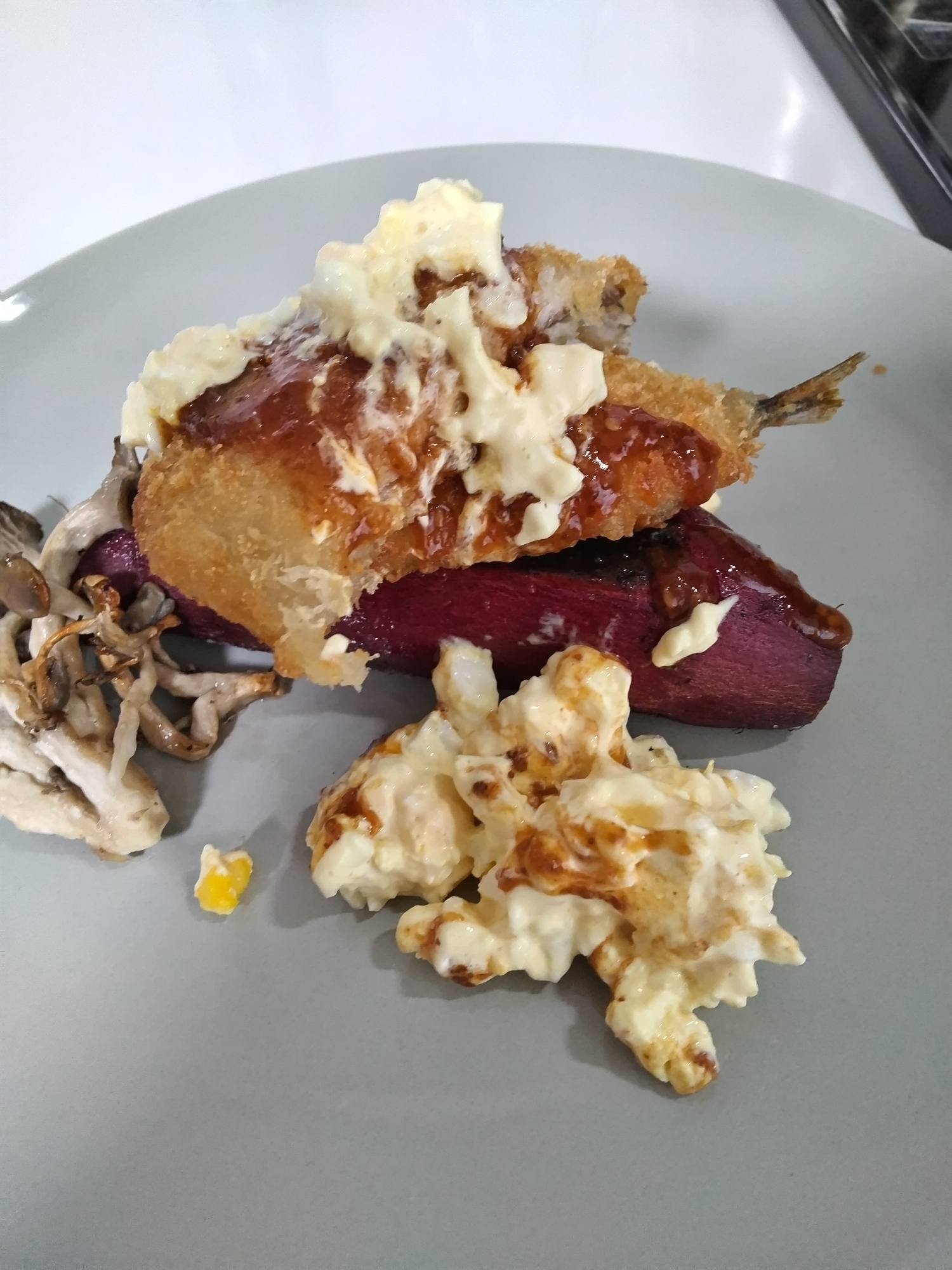 さつまいものソテーをボードにアジフライのせ