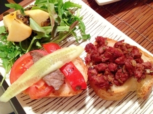 お土産のトナカイ肉のトッピング フランスパン