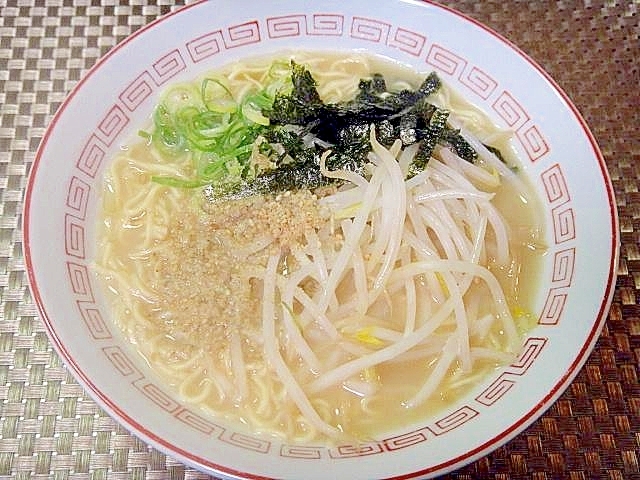 もやしとすりごま海苔のとんこつラーメン