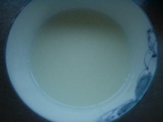 緑茶に牛乳ってと半信半疑でしたが砂糖を加えたら美味しい飲み物になって
やさしい色合いも魅力で甘党のおじいさんも大満足でした＾＾ｖ。