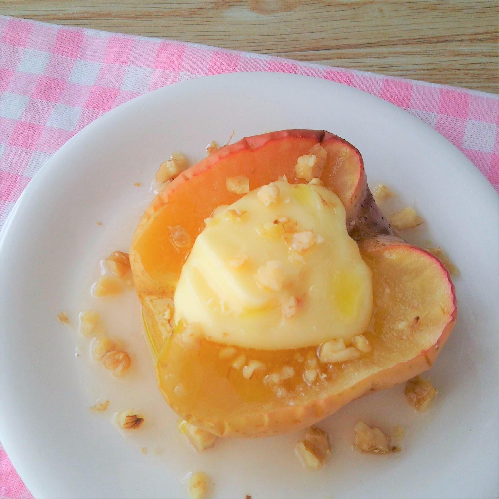 電子レンジで簡単！ ベビーチーズ乗せ焼きりんご