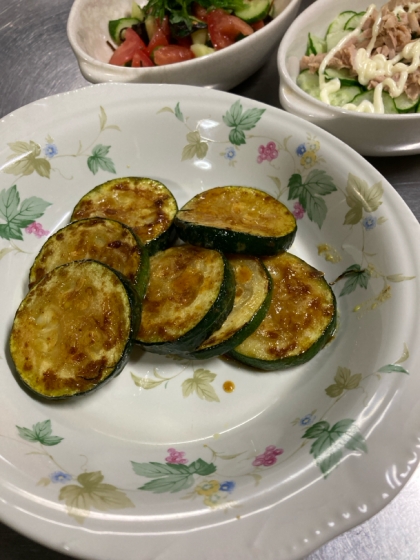 きのこ嫌いな家族のためにズッキーニだけですが、カレー味で夏にピッタリメニューですね♪