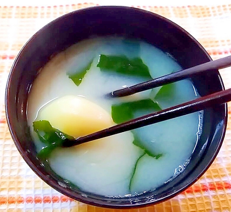 小芋とワカメの白味噌汁