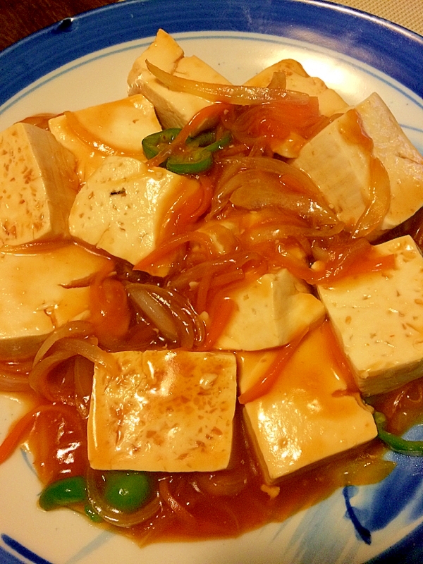 青と白いお皿に盛り付けられた豆腐ステーキの甘酢あんかけ