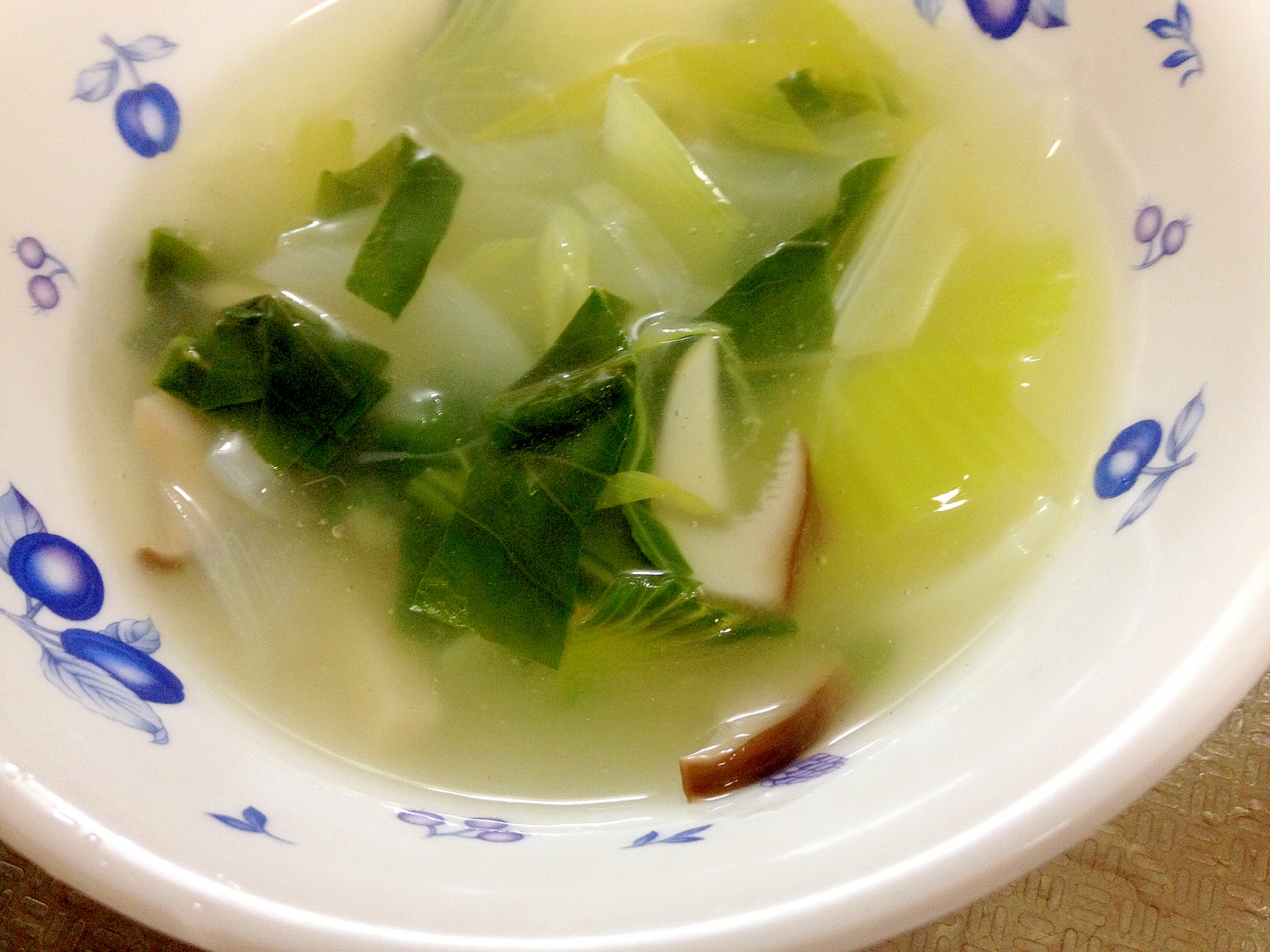 青梗菜とエリンギ玉ねぎの中華スープ