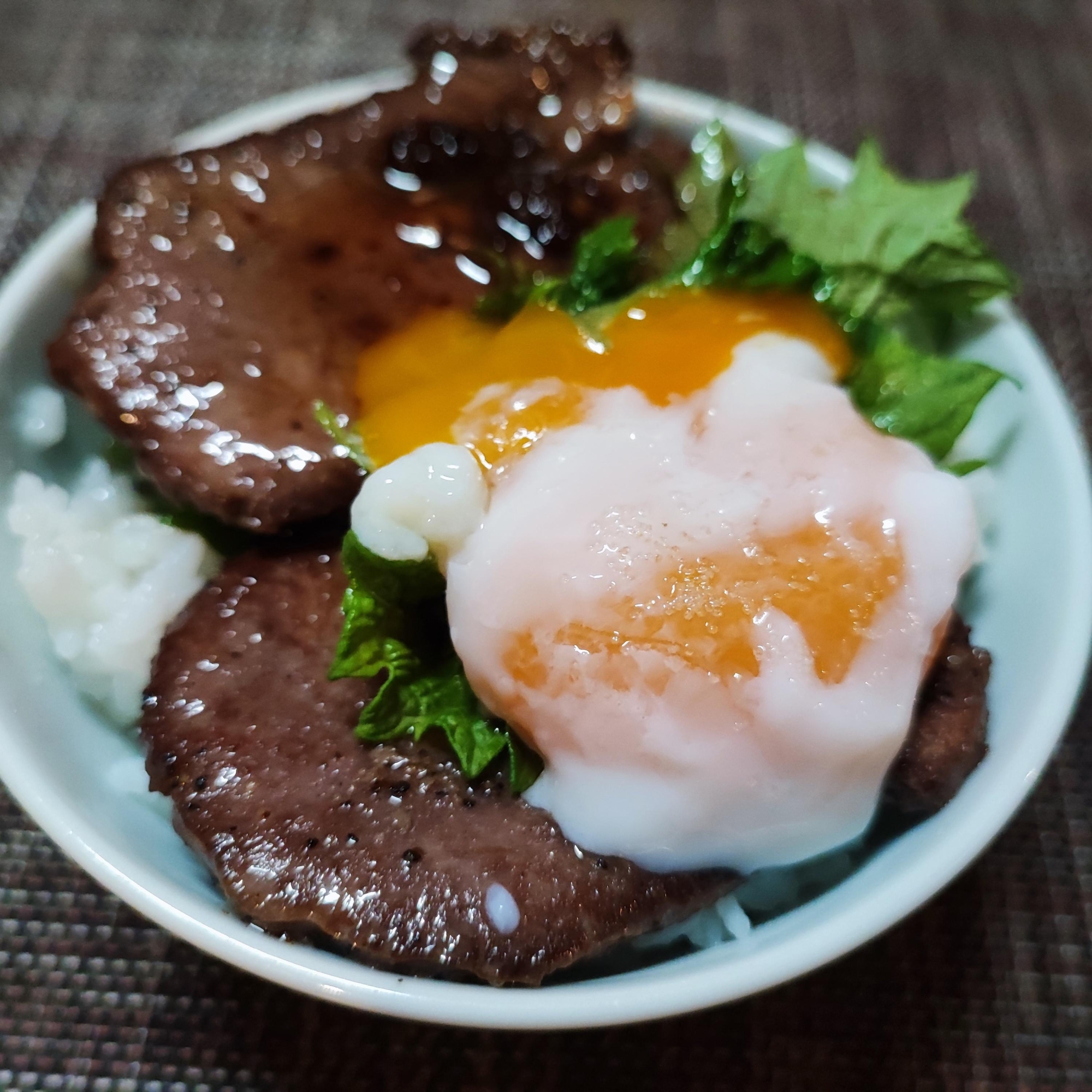 厚切り牛タンと温泉卵の絶品丼