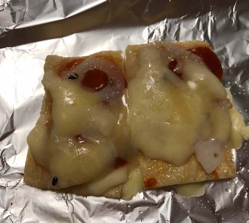 レンコンのシーザードレッシング和えの油揚げピザ