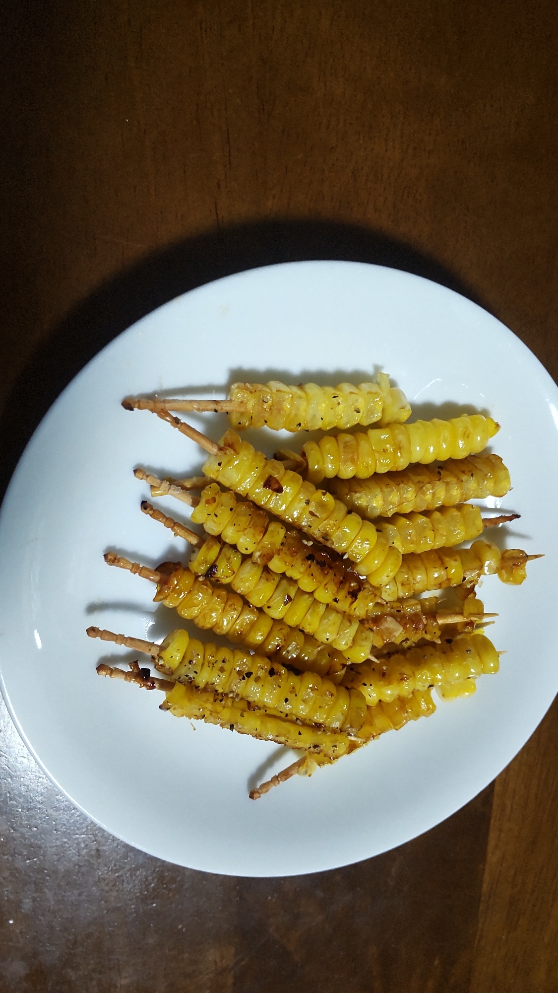 おつまみに♪　トウモロコシの串刺しバター醤油