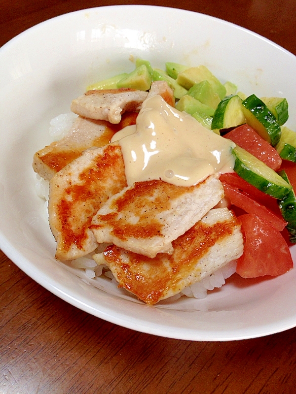 アボカドチキン丼