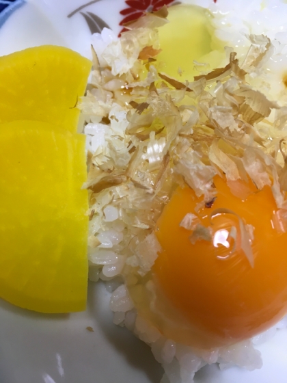 沢庵と鰹節入り麺つゆ卵かけご飯