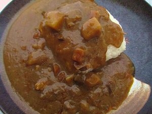 こんばんは(*´ω｀)　ごはんが隠れてしまうくらいたっぷりカレー大盛りです♡　カレーにすると明日もカレー続きそうですｗｗ　残っていたらアレコレ応用します＾＾*