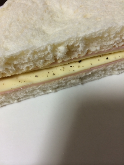 チーズときゅうりとハムのサンドイッチ