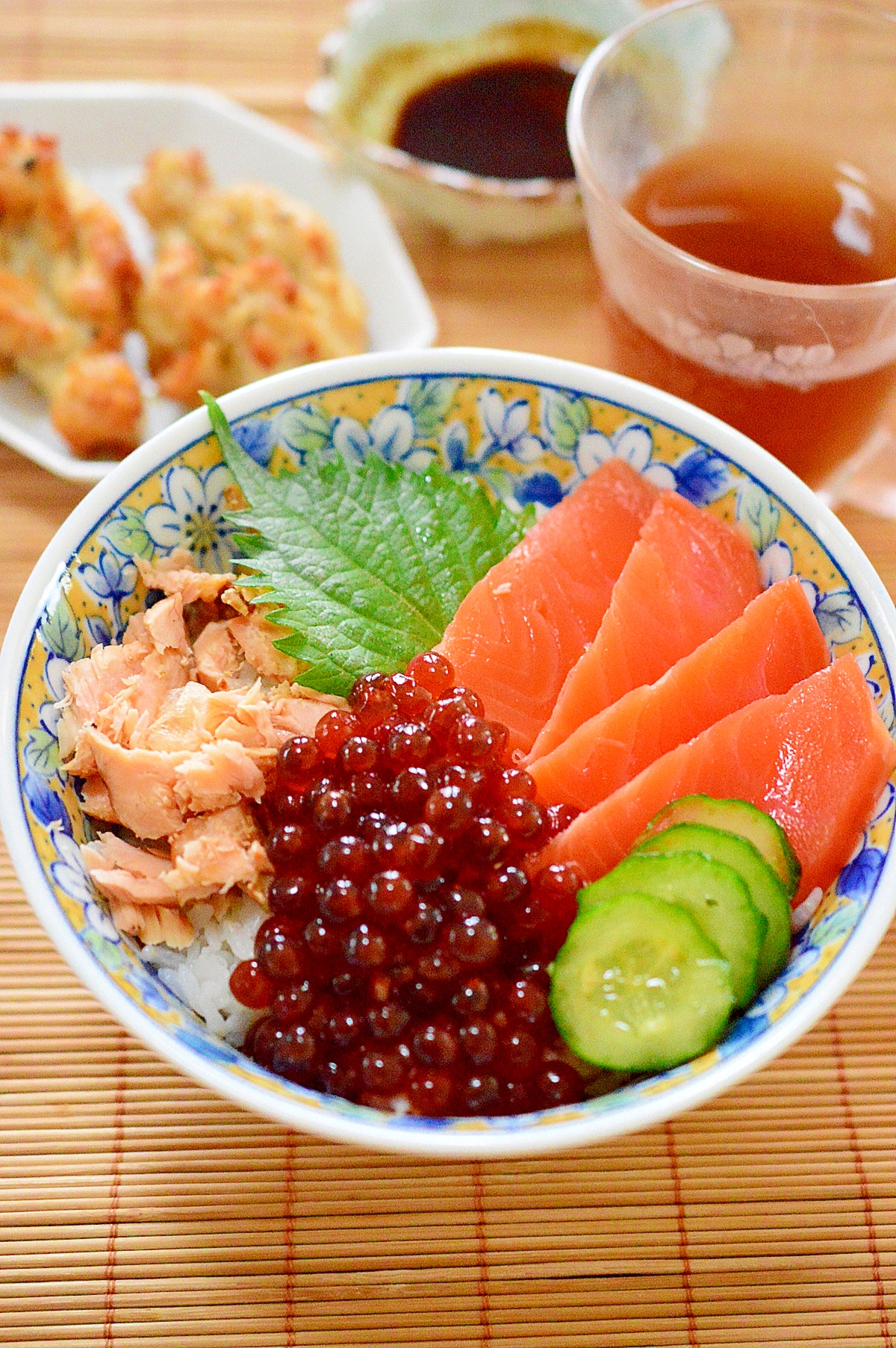 豪華！贅沢！鮭だらけの3色丼