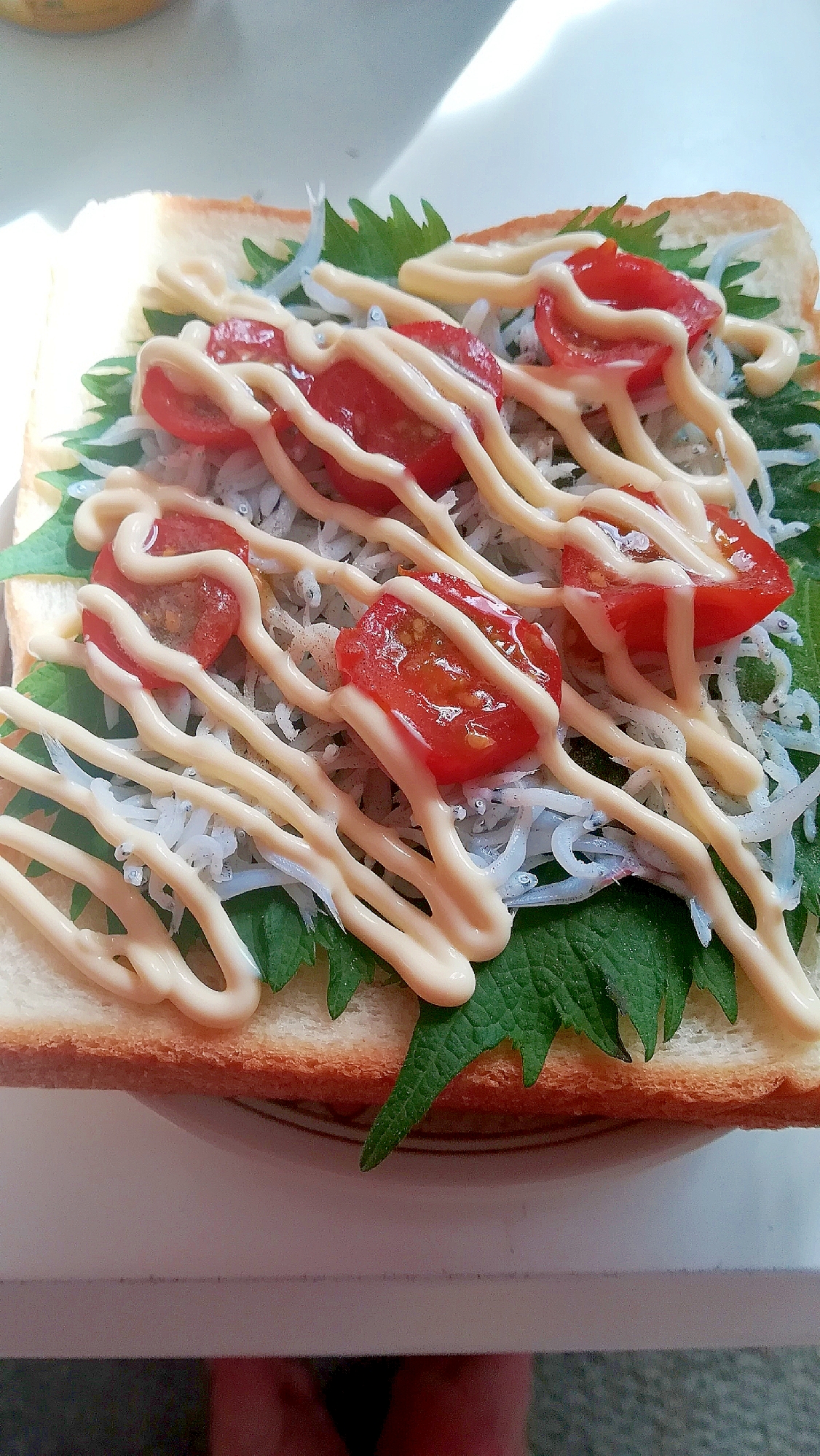 大葉と釜揚げしらすとミニトマトのマヨネーズパン