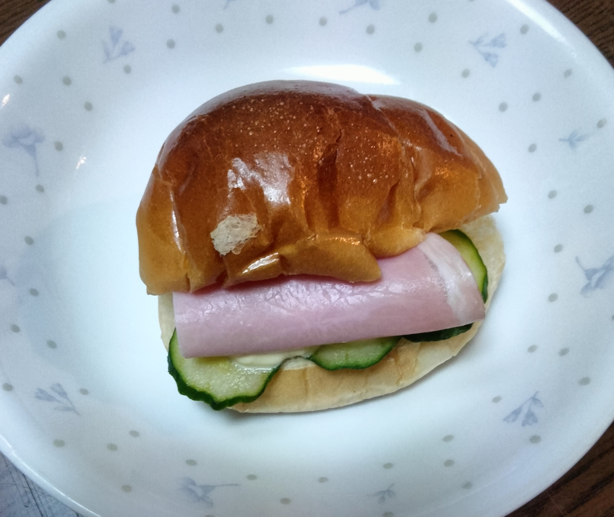 ロールパンサンド きゅうり&ハム挟んで