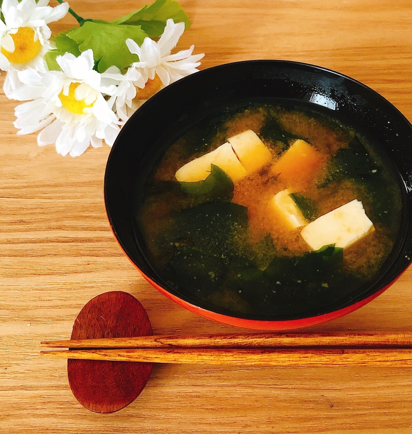 こくと深みの味わいꕤわかめと豆腐のお味噌汁✧˖°