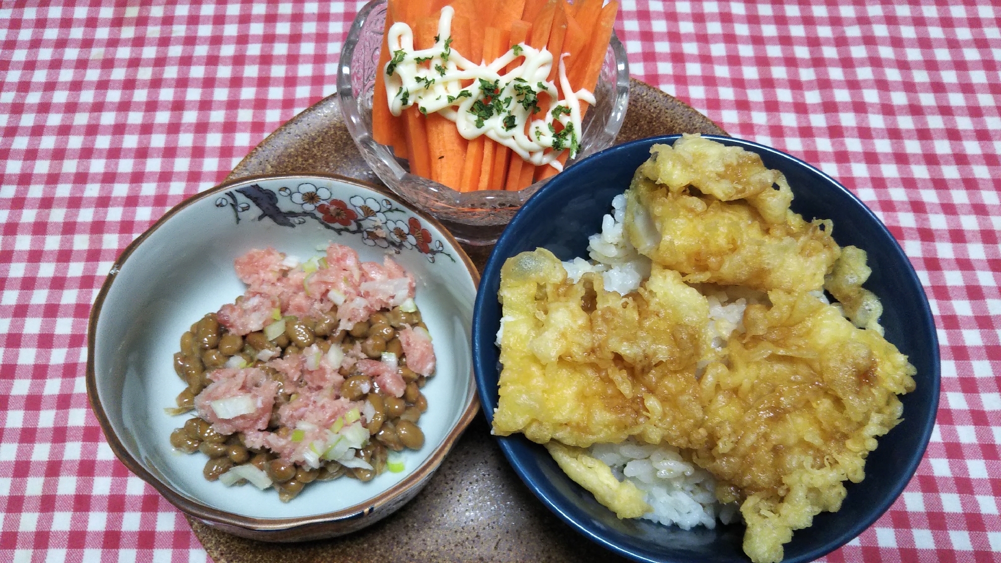 いか天丼と納豆ネギトロ和えと人参スティックサラダ☆