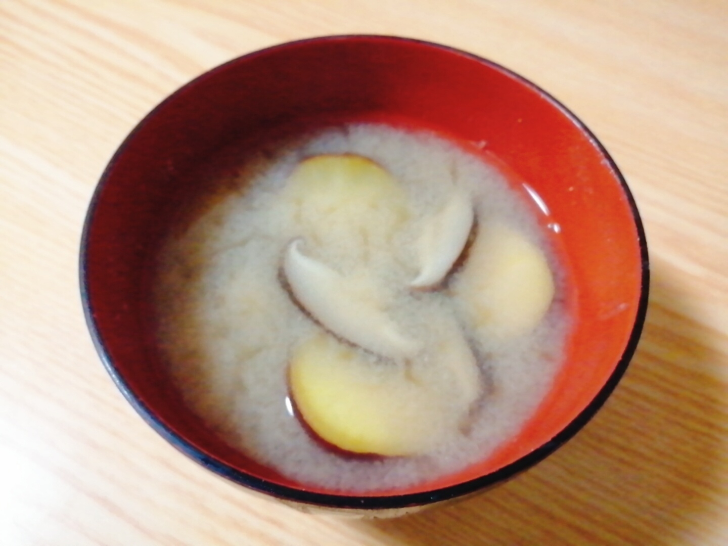 さつまいもと椎茸の味噌汁