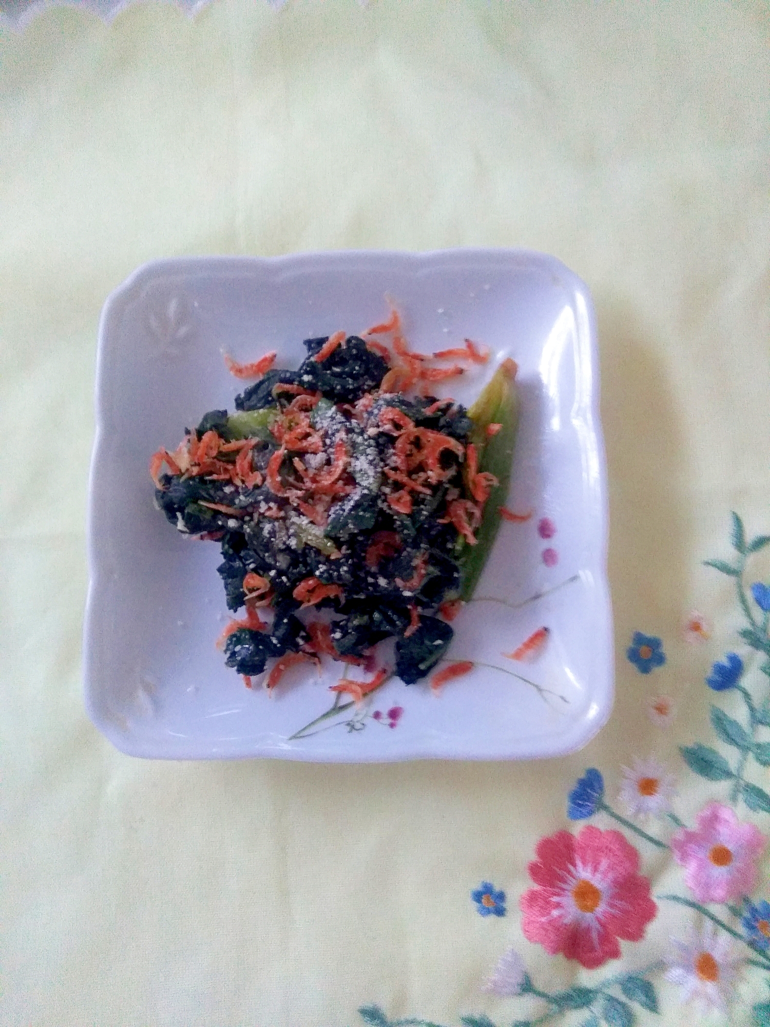 ほうれん草の粉チーズかけ