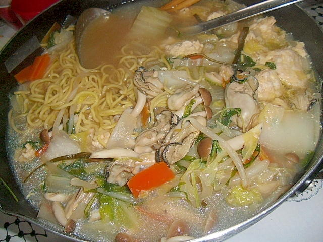 黒い鍋に入った牡蠣鍋ラーメン