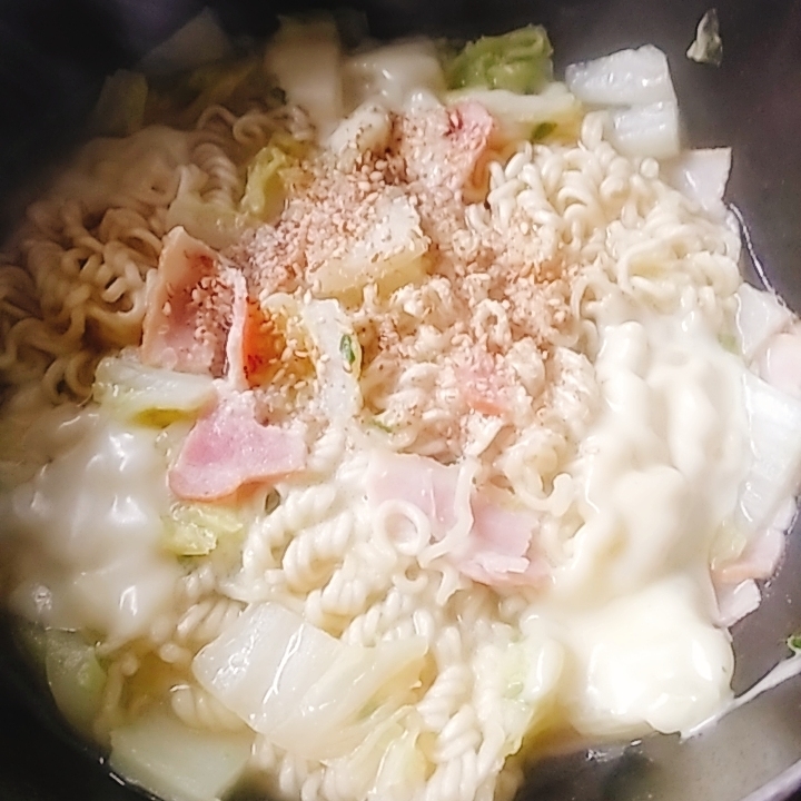 白菜　ベーコン　チーズ塩ラーメン