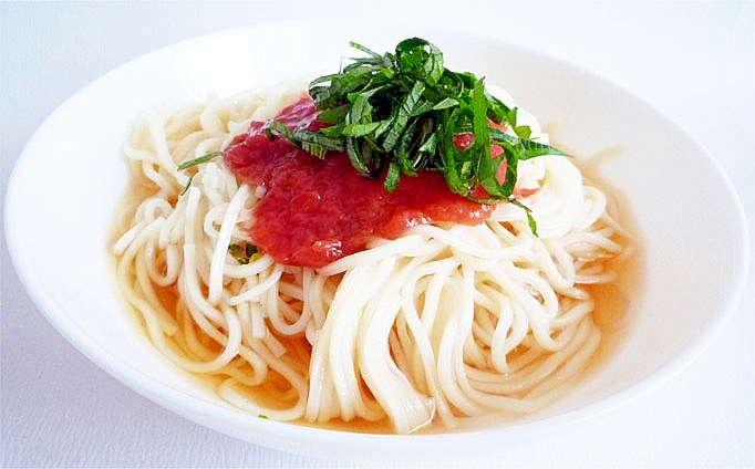 大葉と梅干しがのっているそうめん